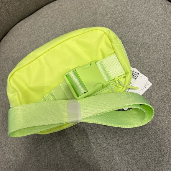Lululemon everywhere belt bag - Picture 2 of 5